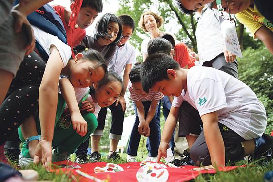 Deutsch-chinesisches Umweltbildungsseminar in Wuhan, China (28. und 29. Mai 2018). Die MUZ- Mitarbeiterinnen Renate Luz und Gudrun Mahlmann begeistern im Rahmen des zweitägigen Seminars Kinder aus 5 verschiedenen Grundschulen Wuhans mit ihrem Umweltbildun