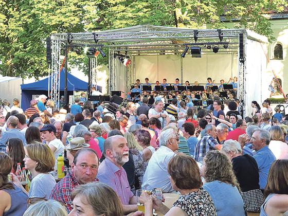 Viel Musik und gute Laune erwartet die Besucher des Sonnwendfestes auf der Leonhardiwiese.	Foto: VA