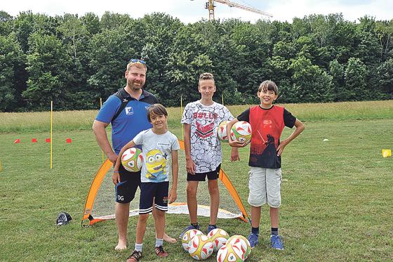 Fortuna Unterhaching bot für die kleinen Ball-Fans einen Spaß-Parcours und Fußball-Training an. 	Foto: hw