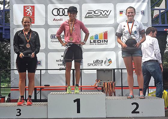 Daniela Kleiser aus Grünwald durfte als beste deutsche Nachwuchs-Triathletin aufs Siegertreppchen.	Foto: VA