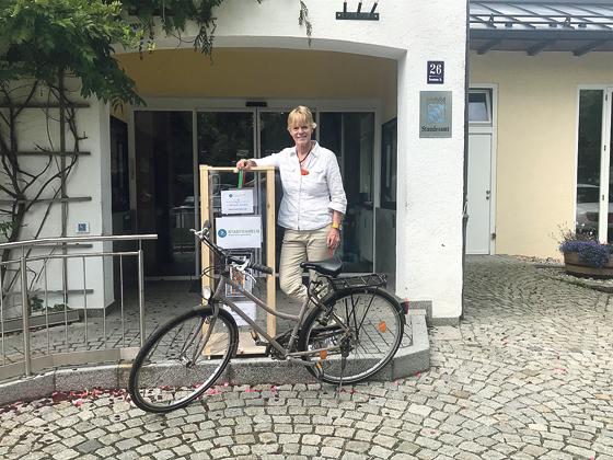 Höhenkirchen-Siegertsbrunns Bürgermeisterin Ursula Mayer hofft auf viele Mitstreiter bei der Aktion Stadtradeln. Los geht es am 1. Juli.	Foto: hw