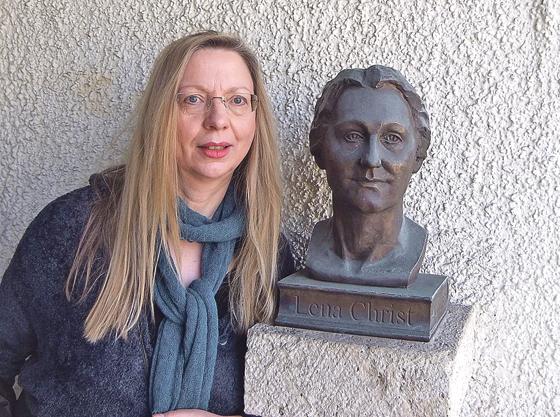 Lena-Christ-Biografin Gunna Wendt mit der Bronzebüste der Lena Christ in Glonn. 	Foto: VA