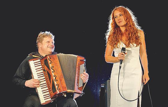 Ein kongeniales Duo: Thomas Frey begleitet Sängerin Beba Ebner auf seinem Akkordeon.	Foto: VA