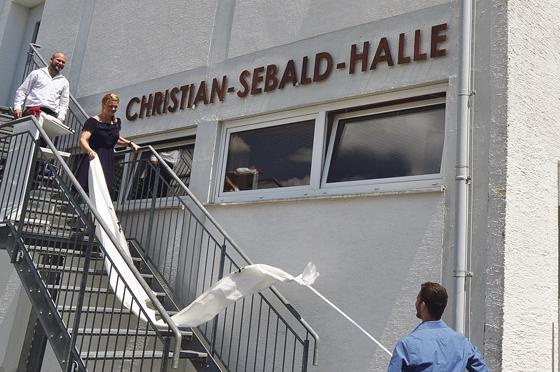Am Samstag wurde in Grafing der Schriftzug »Christian- Sebald-Halle« feierlich enthüllt.  	Foto: Hans Kitzberger