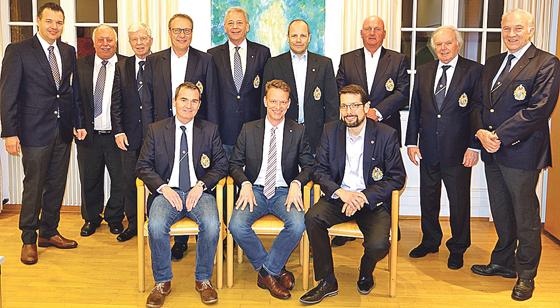 Die Mitglieder des Lions Club München-Keferloh freuen sich über ihr neues Mitglied Dr. Steffen Hoffmann-Baldus (Vordere Reihe, Mitte). 	Foto: privat