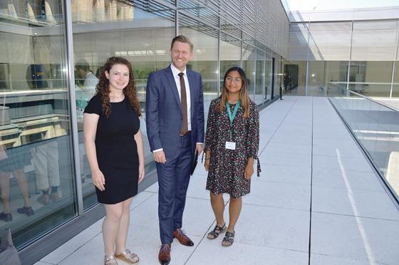 Lily Goodspeed und Eileen Calub zu Besuch bei Dr. Wolfgang Stefinger im Bundestag.	Foto: Büro Dr. Stefinger