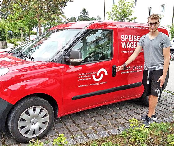 Auf dem Weg zum Bufdi-Einsatz: Tobias Manke (19) fährt für die NBH auch den mobilen Mittagstisch.	Foto: NBH