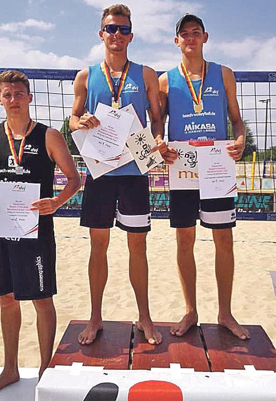 Jonas Sagstetter holte mit seinem Bruder Benedikt nun auch die Goldmedaille im Beachvolleyball.	Foto: TSV Unterhaching