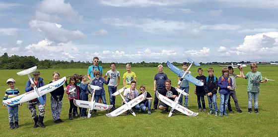 Kinder und Jugendliche können sich am Schnuppertag auf als Modellflieger-Piloten ausprobieren. 	Foto: VA