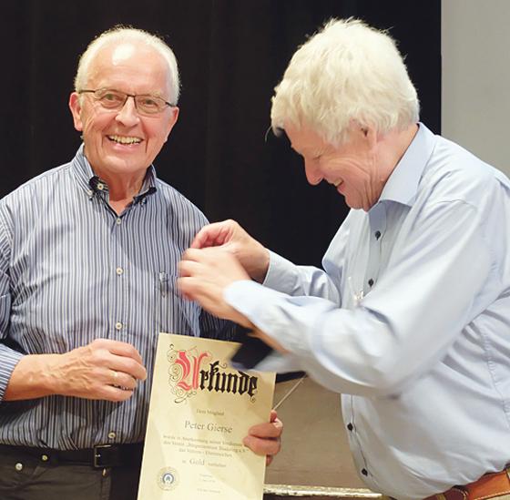 Peter Wagner, 2. Vorsitzender des Vereins, überreicht Peter Gierse die goldene Ehrennadel.	Foto: privat