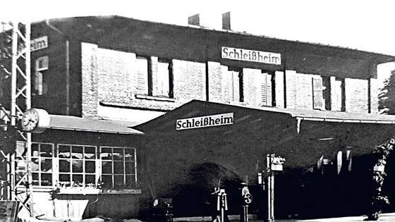 Dr. Andreas C. Hofmann hat viel über die Geschichte der Eisenbahn recherchiert. Das Foto wurde aufgrund der sichtbaren Elektrifizierung vermutlich in den 40-er Jahren erstellt. F: Nachlass Sebastian Kuchlbauer (VÖ genehmigt v. Bürgermeister C. Kuchlbauer)