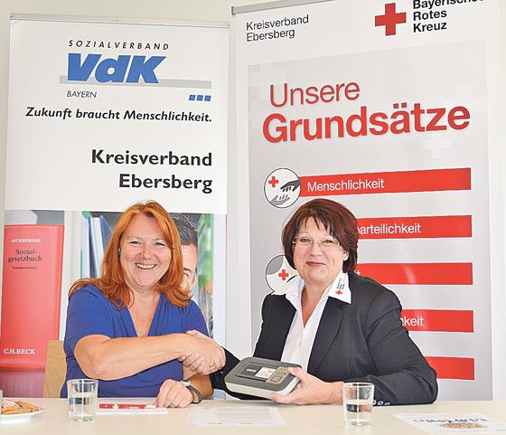 Irmgard Eham (Kreisgeschäftsführerin des Sozialverbandes VdK Bayern e. V.) und Elisabeth Seibl-Kinzlmaier (Kreisgeschäftsführerin des BRK KV Ebersberg).	 Foto: BRK