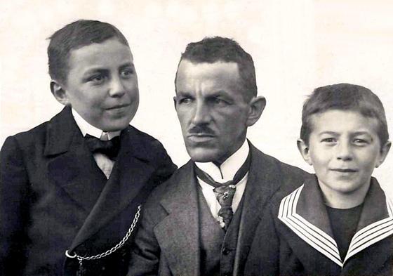 Vater Karl Rothenanger mit seinen Söhnen Luitpold (l.) und Ludwig um 1920; die Mutter war früh gestorben. 	Foto: Rothenanger-Stiftung