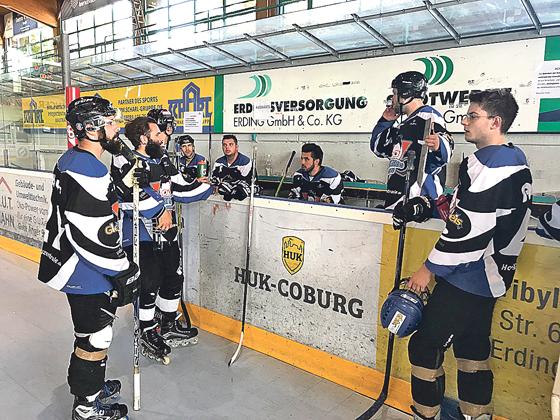 Die effiziente Teambesprechung der Hockeynerds in der Spielpause brachte ihnen einen Sieg ein. 	Foto: Verein