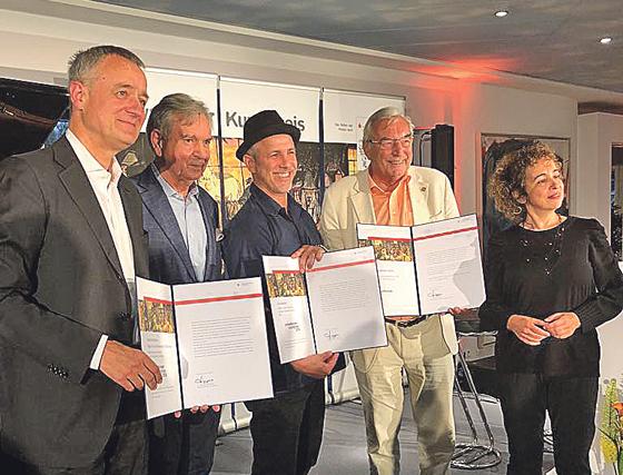 Stadtrat Walter Zöller (2. v.r.) wurde bei der Verleihung des Schwabinger Kunstpreises 2018 auch geehrt.	Foto: CSU