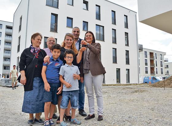 Familie Uluca bekam vergangene Woche von Stadtbaurätin Prof. Dr. Elisabeth Merk (re.) den Schlüssel zu ihrer Wohnung im Prinz-Eugen-Park überreicht. 	Foto: stattbau