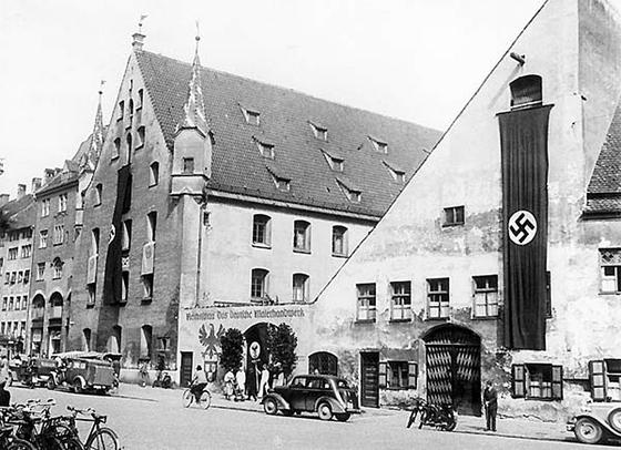Im Zeichen des Hakenkreuzes Fotografie des Historischen Museums der Stadt München 1936.	Foto: Stadtarchiv München