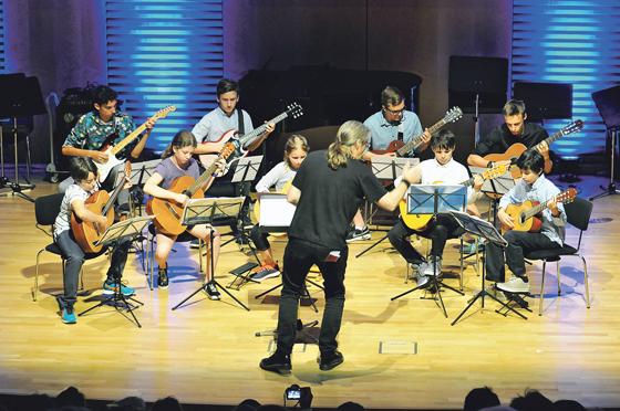 Die verschiedenen Ensembles der Musikschule geben sich ein Stell-Dich-Ein beim Schlusskonzert.	Foto: VA
