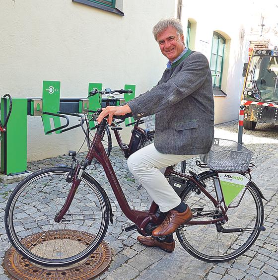 Bürgermeister Olaf von Löwis ist begeistert von den neuen E-Bikes, die man sich bei der Gemeinde leihen kann.	Foto: hw