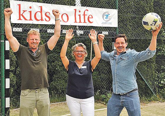 Schauspieler Markus Brandl (li.) und Martin Gruber mit Stiftungsleiterin Barbara Hathaway (Mitte).	Foto: kids to life