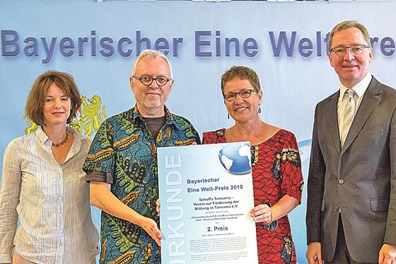 Von links: Vivien Führ, Edwin Busl, Christl Busl und Ministerialdirigent Michael Hinterdobler. 	Foto: oh