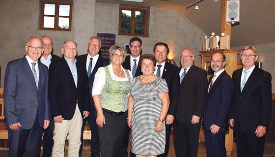 Landrat Martin Bayersdorfer dankte den 8 Landkreisbürgermeistern für ihr Engagement. 	Foto: LRA