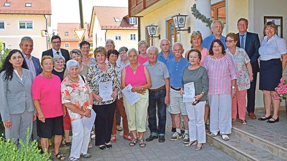 Einige der geehrten Mitglieder unterstützen das BRK bereits seit über 50 Jahren.	 Foto: Danuta Pfanzelt