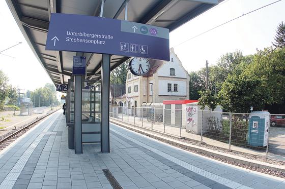 Schon fast ganz barrierefrei: Wenn auch noch der Aufzug installiert ist, erstrahlt der Bahnhof Perlach in neuem Glanz nach umfangreichen Arbeiten.	Foto: RedP