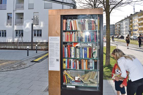 Viele schätzen die unkomplizierte Form des Büchertauschs in den Bücherschränken, wie etwa in der Bunzlauerstraße in Moosach. 	Foto: Daniel Mielcarek