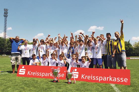 Die E- und D-Junioren vom TSV Poing konnten beim Jugendfußballpokal gar einen Doppelsieg feiern.	Foto:Kreissparkasse