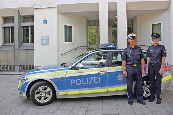Eva Robnik und Reinhard Brill vor der Polizeiinspektion Schwabing in den neuen Uniformen der bayerischen Polizei.	Foto: mil