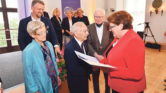 Der 98-jährige Dr. Adalbert Mischlewski ist der Initator der  Städtepartnerschaft Grafing- St. Marcellin. 	Foto: Landtag