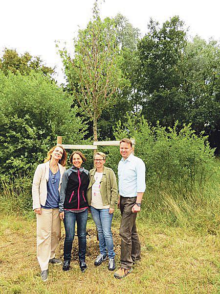 Monika Neubauer, Karin Kirchdorfer (1. Vorstand), Simone Rott und Bürgermeister Rupert Ostermair (v. l.). 	Foto: VA