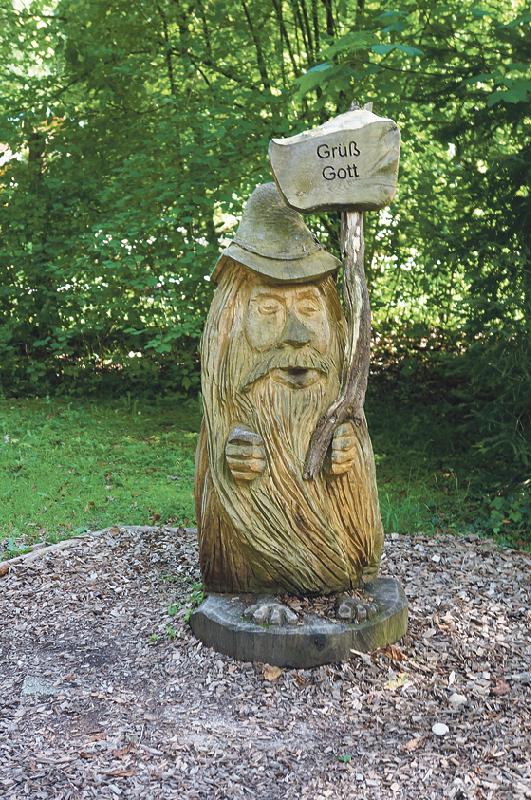 Viele wunderbare Holzskulpturen erwarten die Besucher des Grünwalder Walderlebniszentrums.	Foto: hw