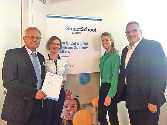 Natalie Barkei, StRin Andrea Holler, Franz Vogl und MdB Erich Irlstorfer freuen sich darüber, dass das OMG eine »Smart School« ist. 	Foto: OMG Neufahrn