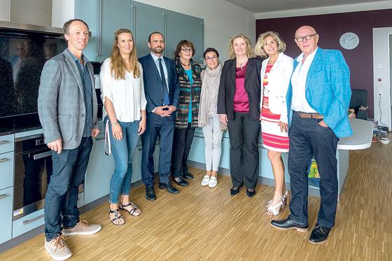 Familienministerin Kerstin Schreyer (3. v. r.) besuchte das Wohnheim »Zukunft trotz Handicap«. Foto: VA