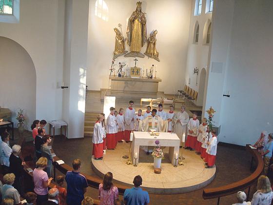 Pater Jis, Christine Stauß und 14 Ministranten um den Altar von St. Otto beim St. Otto-Tag. 	Foto: VA