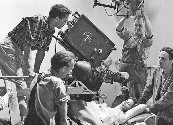 Der schwedische Regisseur Ingmar Bergman (links) bei Dreharbeiten im Jahr 1952. 	Foto: Wikimedia Commons