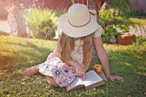 Lesen ist  nicht nur im Sommer  ein schönes Hobby. In Ismaning und Hallbergmoos können Kinder und Jugendliche, die in den großen Ferien fleißig lesen, etwas gewinnen.	Foto: CC0