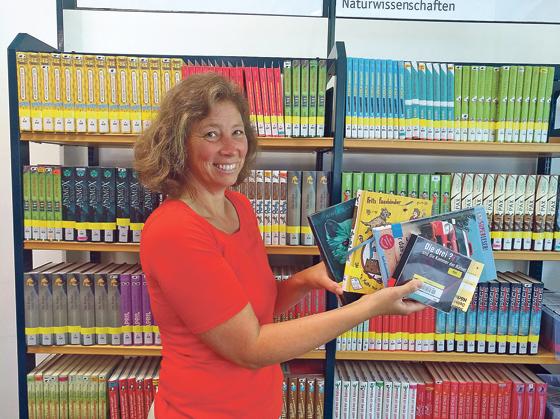 Jutta Golz, Diplom-Bibliothekarin, ist in der Stadtbibliothek Bogenhausen für die Kinder- und Jugendarbeit zuständig und organisiert jedes Jahr den Sommerferienleseclub. 	Foto: ahi