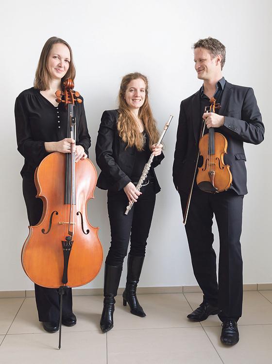 Es spielen Anne Wollenweber am Cello, Raphaëlle Zaneboni an der Flöte und David Ignatius an der Violine.	Foto: VA