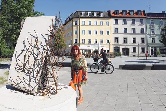 Melly Kieweg von der Initiative »Mehr Platz zum Leben« ist mit vielen anderen traurig, dass der Christbaum am Hans-Mielich-Platz der Vergangenheit angehören soll. 	Foto: RedG