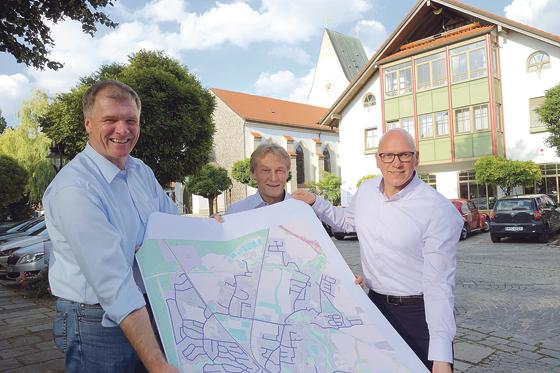Bürgermeister Stefan Schelle freut sich gemeinsam mit Gerold Krall und Michael Sieve von Inexio das Oberhachinger  »Glasfasernetz« entsprechend bespielen zu können.	Foto: hw