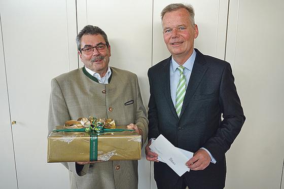 Bürgermeister Jan Neusiedl verabschiedete Hans Seel nach 47 verdienten Dienstjahren.	Foto: Gemeinde Grünwald