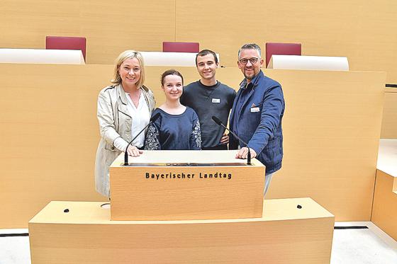 Doris Rauscher und Janina Behounek mit Korbinian Hühn und Thomas Huber (v. li.). 	Foto:Bayerischer Landtag/ Rolf Poss