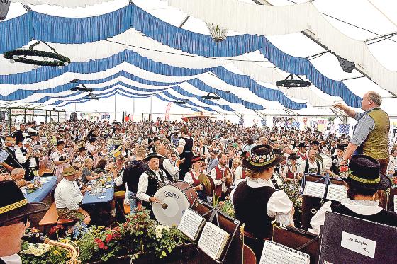 Nicht nur Münchens Landrat Christoph Göbel (rechts) stand die Freude beim Dirigieren ins Gesicht geschrieben. Auch die fast 300 Musiker und das Publikum hatten jede Menge Spaß beim Tag der Blasmusik in Kirchheim.	 Foto: Landratsamt München
