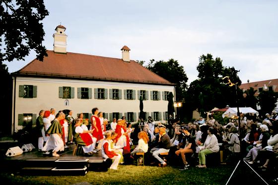 Das Besondere zum Ferienbeginn auf der Schlösslwiese: das mittelalterliche Spektakulum in Moosach. 	Foto VA
