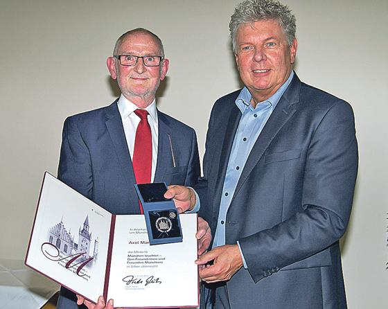 Kommunalreferent Axel Markwardt geht mit der Auszeichnung »München leuchtet« in den Ruhestand.	Foto: R. Bösl