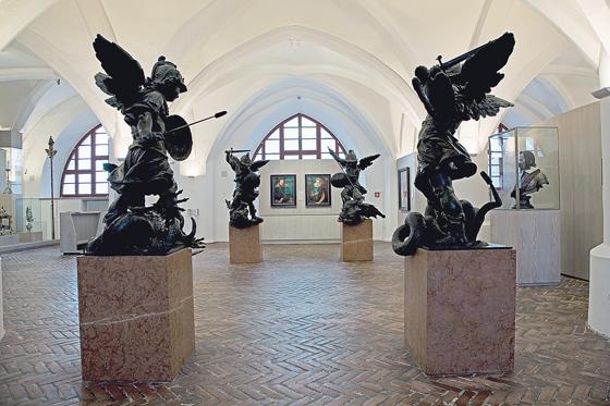 Blick auf vier originale Heldenputti von der Mariensäule, gefertigt von Ferdinand Murmann um 1640, zu sehen im Moriskensaal der Dauerausstellung. 	F.: Münchner Stadtmuseum