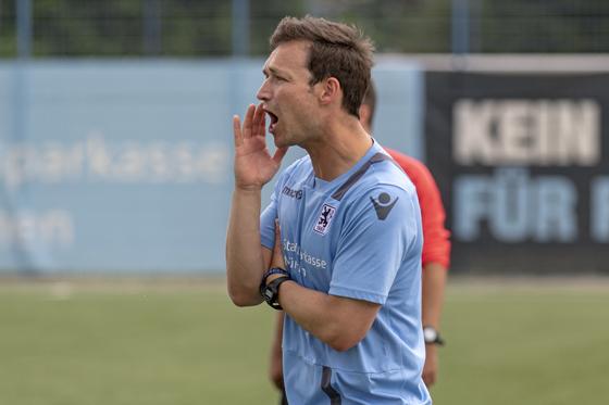Erster Sieg in der Bayernliga Süd: Ausbilder Sebastian Lubojanski. Foto: Anne Wild